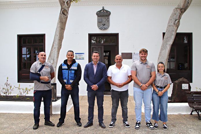 Alumnos junto a responsables municipales, del Zonzamas y de Protección Civil Yaiza. Noticias Yaiza | Yaiza favorece las prácticas del alumnado de Coordinación de Emergencias del CIFP Zonzamas