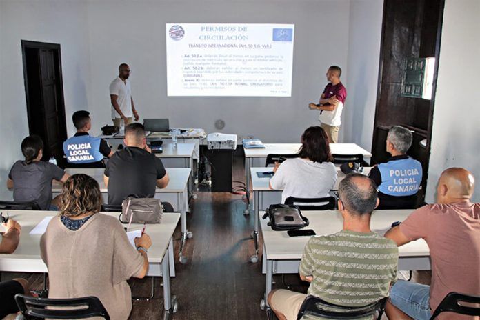 Noticias Yaiza | Yaiza acoge un curso de detección de documentos falsos dirigido a policías locales