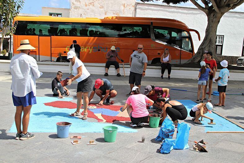 Elaboración alfombras de sal en Yaiza