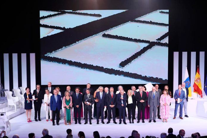 Foto de familia de los premiados Las Revoltosas y Los Buches reciben la Medalla de Oro de Canarias 2023