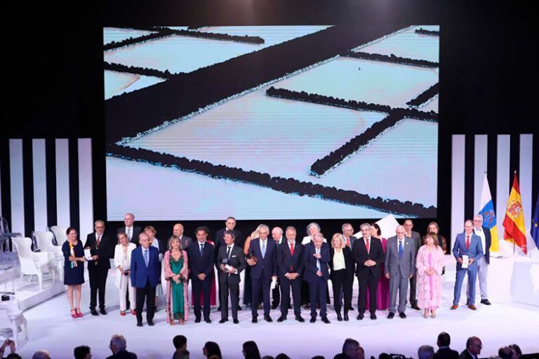 Las Revoltosas y Los Buches reciben la Medalla de Oro de Canarias 2023