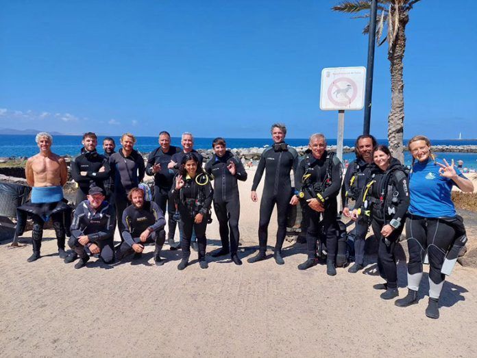 Foto de familia submarinistas participantes Noticias Playa Blanca | La inmersión realizada en Playa Blanca reporta una decena de piezas de especies vulnerables en la plataforma “Observadores del Mar”
