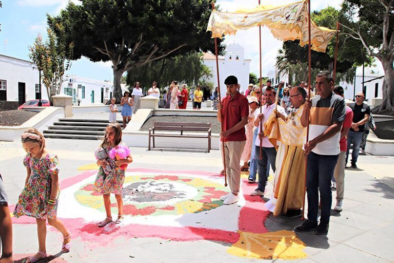 Las alfombras de sal marcan el camino del Corpus en Yaiza