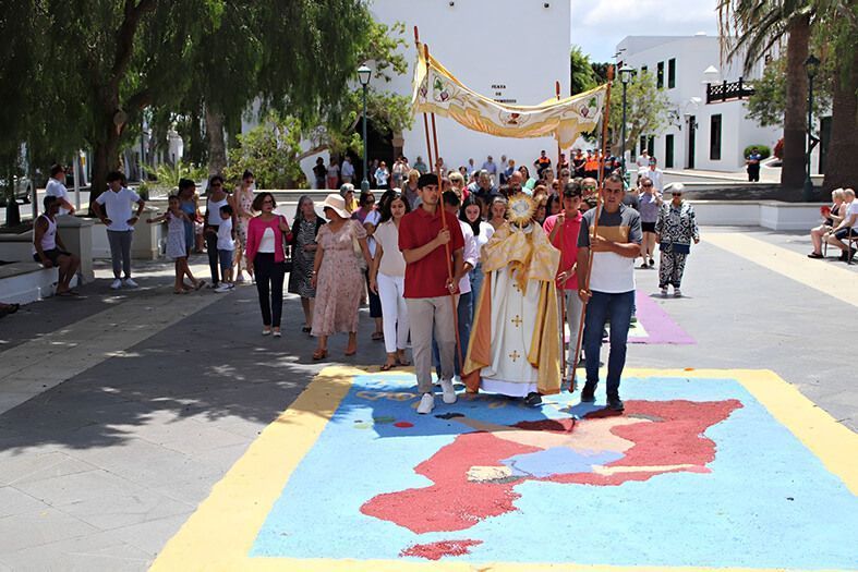 Noticias Yaiza | Las alfombras de sal marcan el camino del Corpus en Yaiza