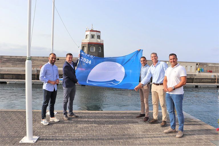 Noticias Yaiza | Yaiza iza sus banderas azules en Playa Blanca y Puerto Calero