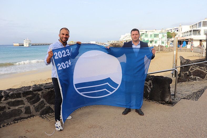 El municipio de Yaiza renueva sus banderas azules