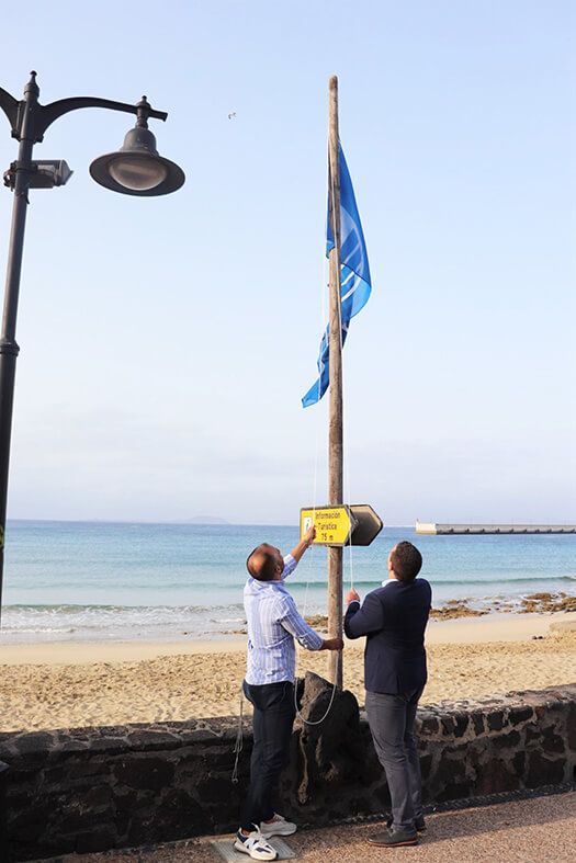 Yaiza iza sus banderas azules en Playa Blanca y Puerto Calero