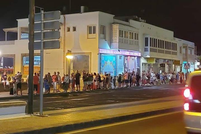 Noticias Playa Blanca | El PP pide al gobierno de Yaiza medidas extraordinarias para acabar con las interminables colas en las paradas de taxi de Playa Blanca