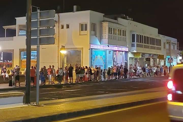 Noticias Playa Blanca | El PP pide al gobierno de Yaiza medidas extraordinarias para acabar con las interminables colas en las paradas de taxi de Playa Blanca