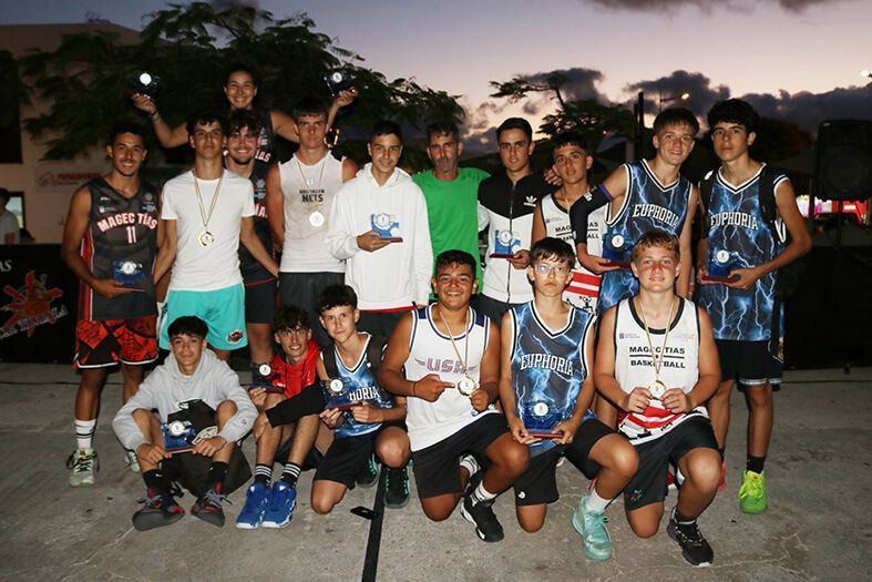 Noticias Playa Blanca | Casi un centenar de entusiastas del baloncesto tomaron parte en el Torneo 3x3 Fiestas del Carmen