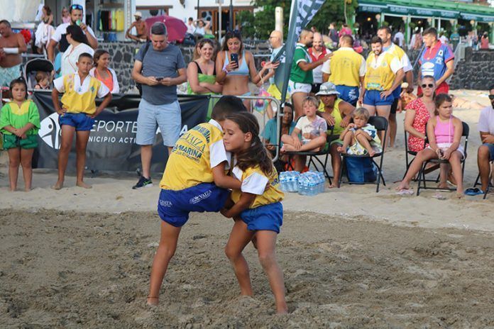 Los peques de la Escuela de Lucha Canaria de Playa Blanca abrieron el espectáculo Luchada Fiestas del Carmen 2023
