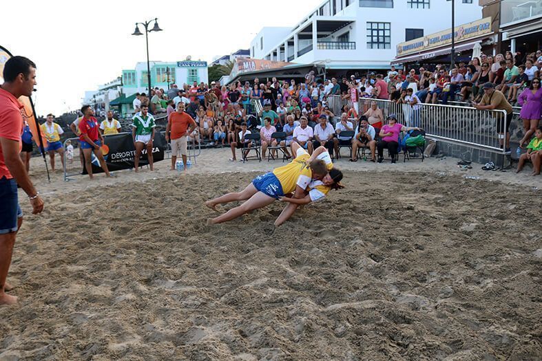 La lucha canaria se une a la celebración de las fiestas patronales de Playa Blanca