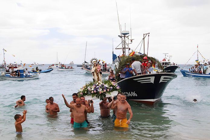 Procesión marítima de la Virgen del Carmen Noticias Yaiza | El pueblo Playa Blanca, entregado a su Patrona en tierra y mar