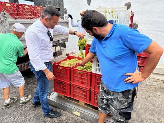 Noticias Lanzarote | El presidente del Cabildo de Lanzarote visita y muestra su apoyo al sector bodeguero