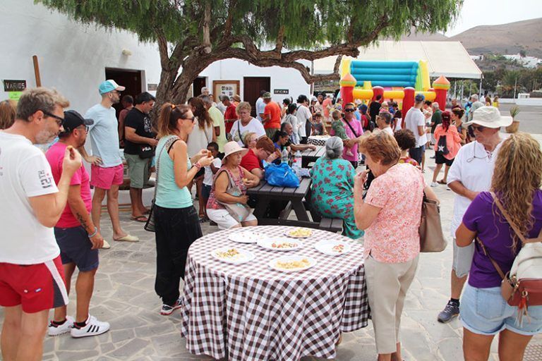 Noticias Yaiza | Uga celebra una alegre jornada de compras y confraternización