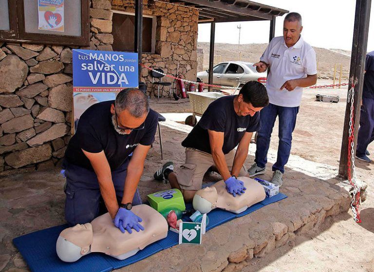 Noticias Yaiza | El Cabildo instala un desfibrilador semiautomático en el camping de Papagayo