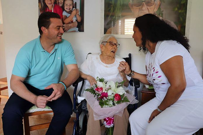 El alcalde y la edil responsable de atención a los mayores, durante su visita a la cumpleañera Noticias Yaiza | Dolores Fernández, la abuela de La Degollada, celebra 101 años de vida