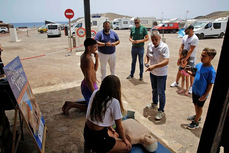 Noticias Playa Blanca | El Cabildo instala un desfibrilador semiautomático en el camping de Papagayo