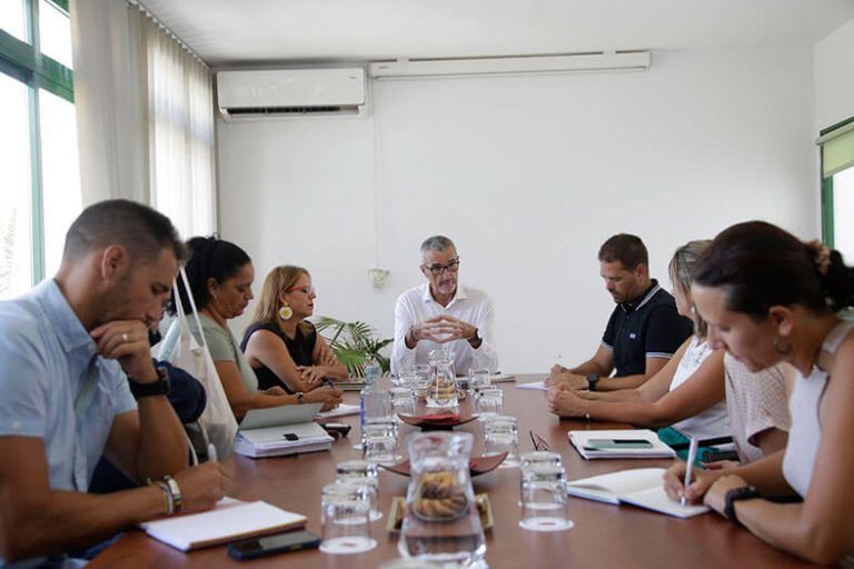 Noticias Lanzarote | Cabildo y ayuntamientos de Lanzarote colaboran para mejorar el bienestar de los colectivos más vulnerables