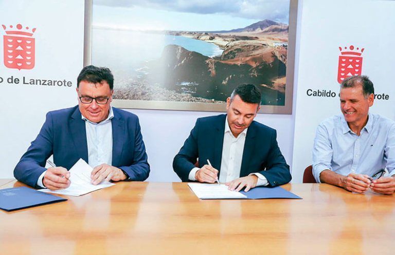 Noticias Lanzarote | Oswaldo Betancort y Manuel Miranda sellan el convenio de las desaladoras que mitigarán la crisis hídrica de Lanzarote y La Graciosa