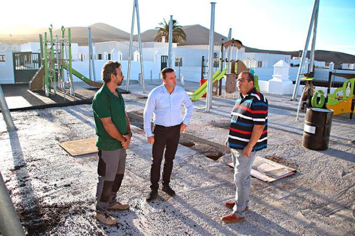 Yaiza implanta un parque infantil inclusivo de 490 m² al lado del colegio de Uga