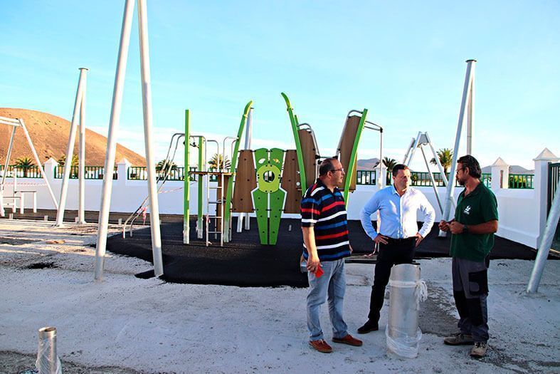Noticias Yaiza | Yaiza implanta un parque infantil inclusivo de 490 m² al lado del colegio de Uga