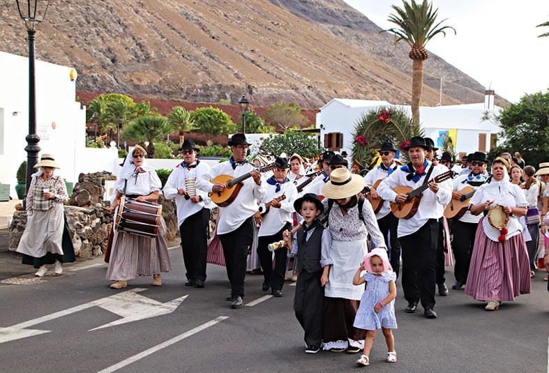 Yaiza siembra alegría y tradición en su ofrenda romera a la Virgen de Remedios