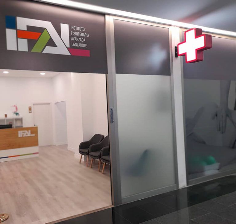 Noticias Lanzarote | Llega a Canarias la cruz blanca y fucsia para identificar los centros oficiales de fisioterapia
