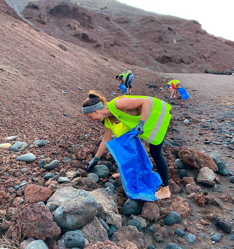 Voluntarios de Yaiza cumplen seis años con acciones de limpieza en el litoral sureño