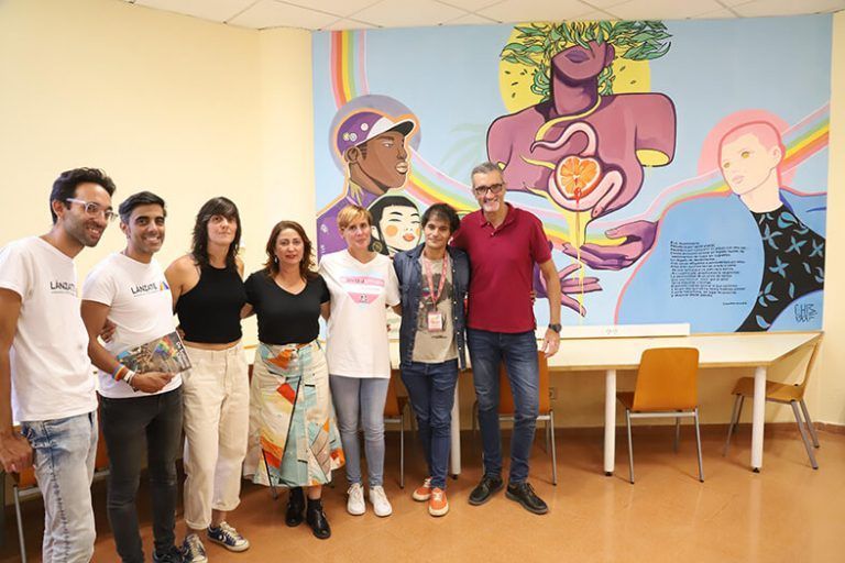 Noticias Lanzarote | El Cabildo de Lanzarote conmemora el Día de las Bibliotecas con un mural de temática LGTBI
