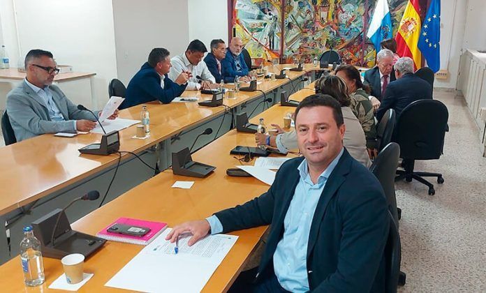 Óscar Noda, alcalde de Yaiza Noticias Playa Blanca | Yaiza aboga en el Consejo Asesor de Puertos Canarios por los cruceros en Playa Blanca desde 2024