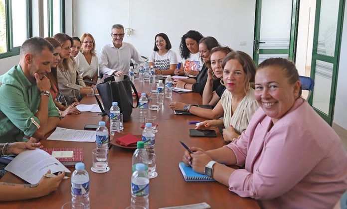 Reunión Mesa de Acción Social y Mayores Noticias Lanzarote | El Cabildo avanza un nuevo servicio de ayuda a domicilio que reducirá la lista de espera en un año