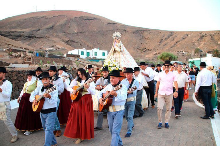 Noticias Yaiza | Femés cumple con su admiración a la Virgen del Rosario