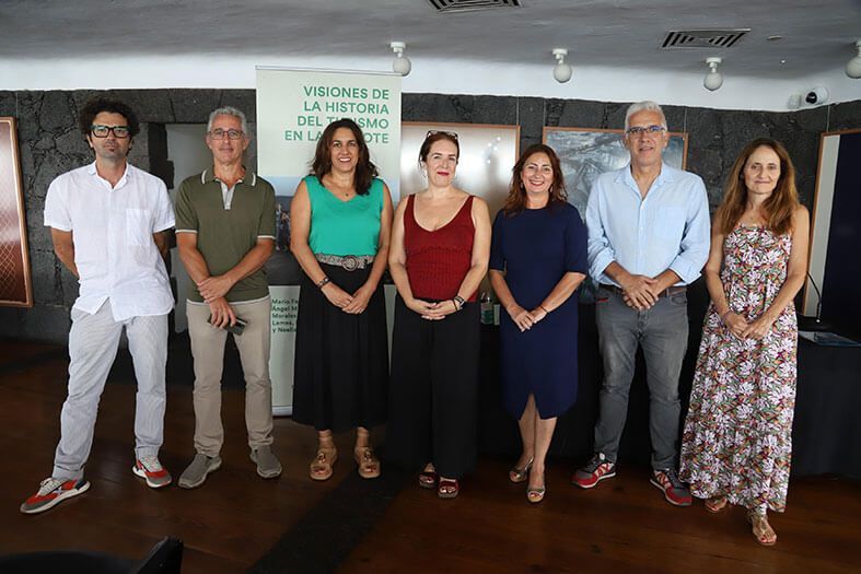 Noticias Lanzarote | El Cabildo lanza una nueva obra literaria sobre la historia y evolución del turismo de Lanzarote
