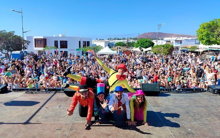 Noticias Playa Blanca | La magia del circo reúne a más de 300 personas en las Jornadas de la Infancia y la Familia de Yaiza