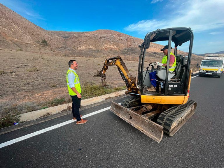 Noticias Yaiza | Obras Públicas limpia los imbornales de las vías ante la llegada de la temporada de lluvias