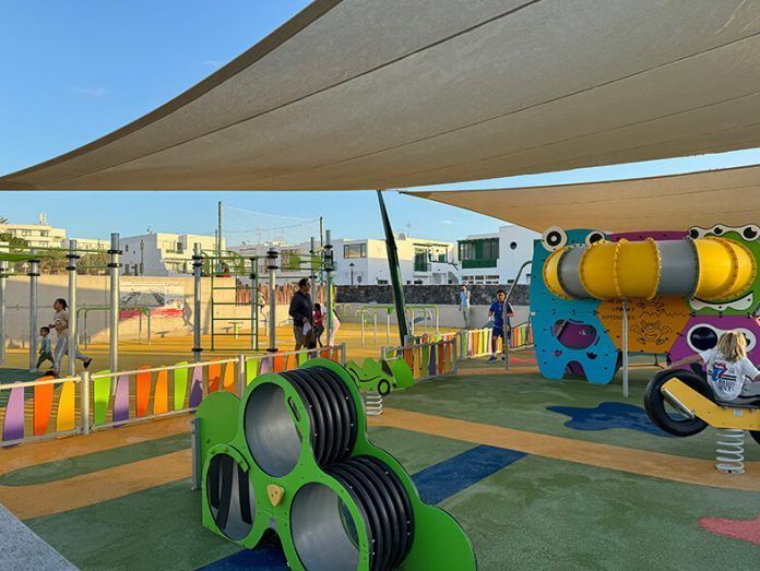 Playa Blanca estrena su rehabilitada cancha del centro del pueblo
