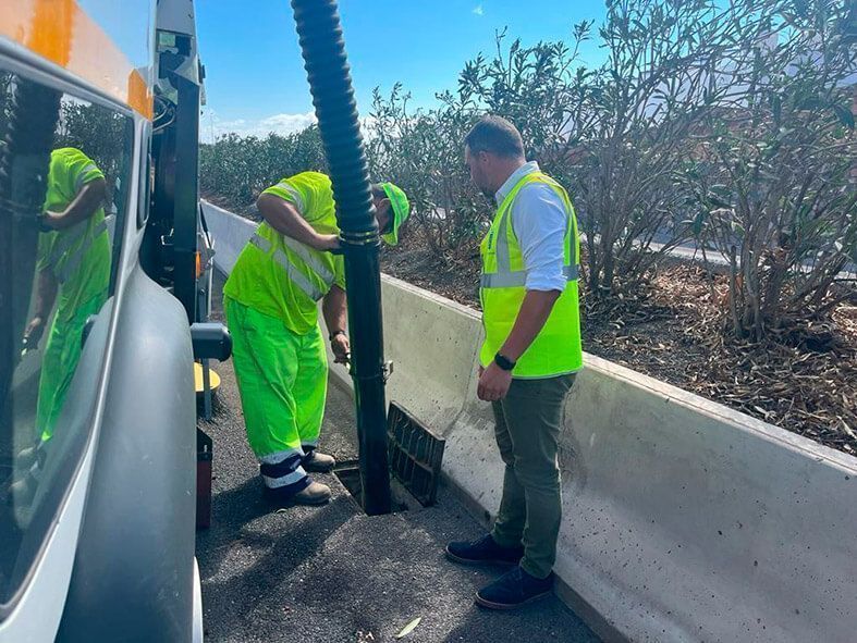 Noticias Lanzarote | Obras Públicas limpia los imbornales de las vías ante la llegada de la temporada de lluvias