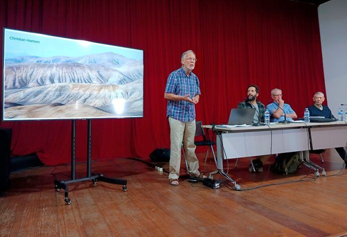 El autor, Roger Trend, durante la charla Noticias Lanzarote | Yaiza revela la guía más actual para entender la geología y formación de Lanzarote