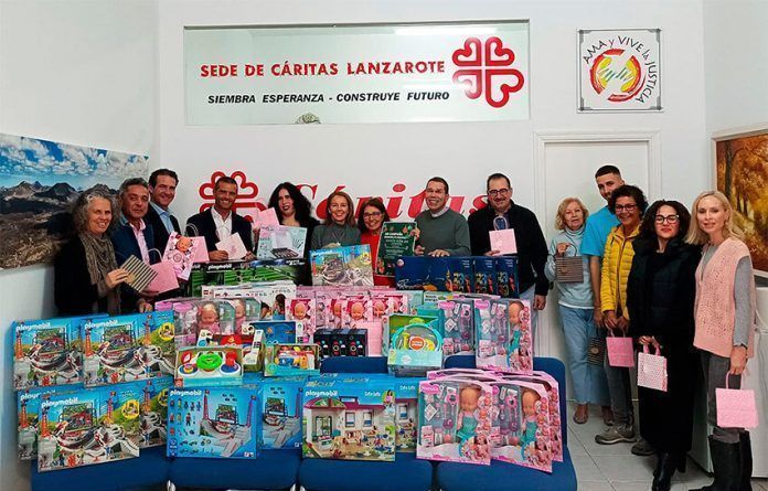 Noticias Lanzarote | Más de 100 niños estrenarán juguetes estas Navidades gracias a la XIII Campaña Solidaria de la Federación Turística de Lanzarote y Asolan