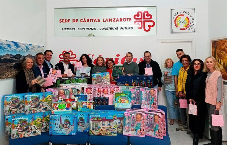 Noticias Lanzarote | Más de 100 niños estrenarán juguetes estas Navidades gracias a la XIII Campaña Solidaria de la Federación Turística de Lanzarote y Asolan