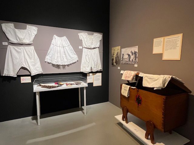 La Casa Amarilla acoge una exposición sobre ropa interior tradicional