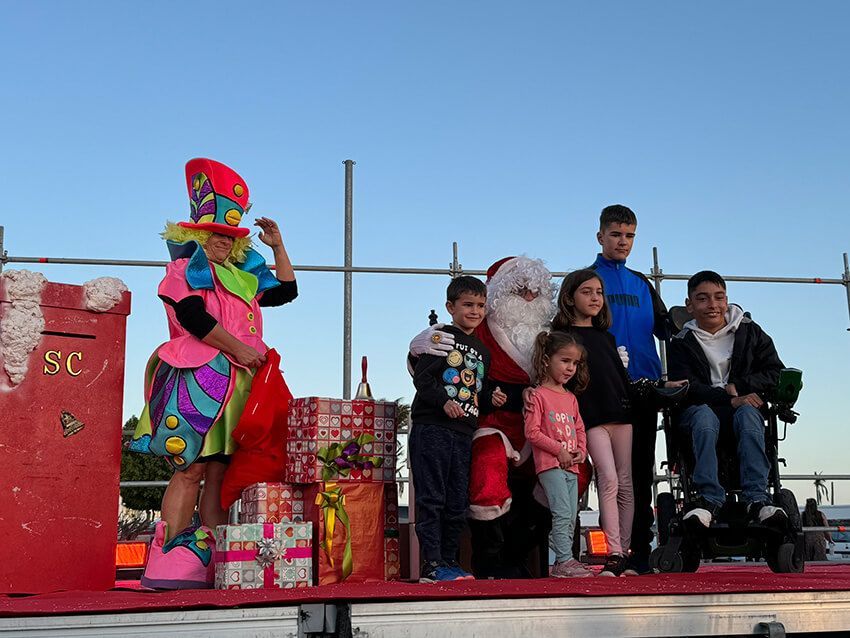 Playa Blanca exultante de alegría arropa la visita de Papá Noel