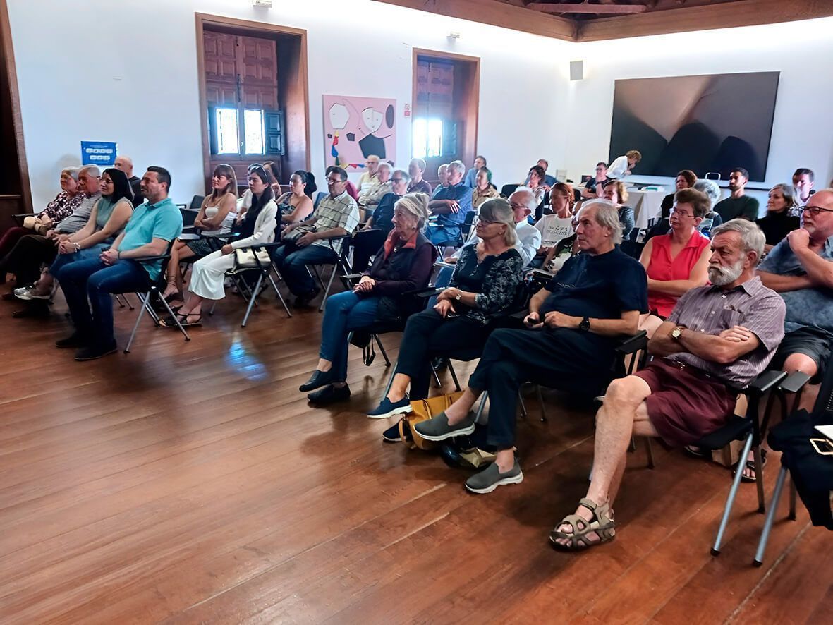 Presentación de 'La Isla de los Volcanes’, de Roger Trend