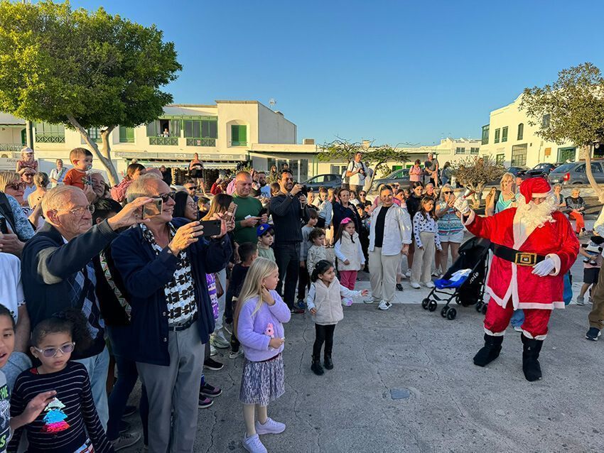 Noticias Playa Blanca | Playa Blanca exultante de alegría arropa la visita de Papá Noel