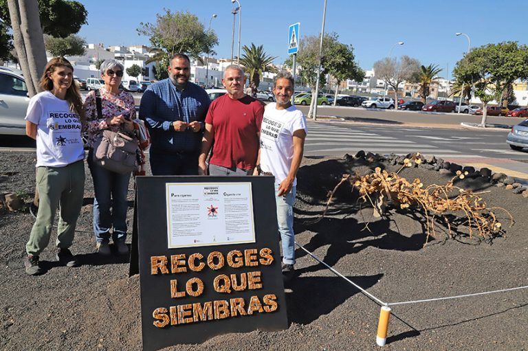 Noticias Lanzarote | El Cabildo de Lanzarote instala la escultura de denuncia del vertido de colillas en el espacio público