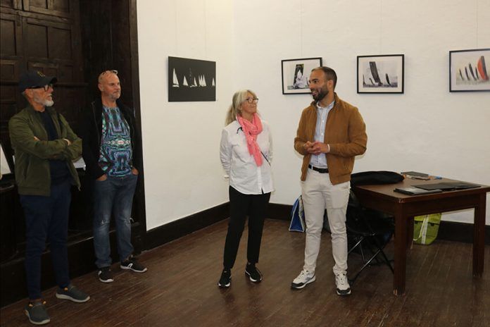 Yaiza exhibe fotografías “atadas” al mar