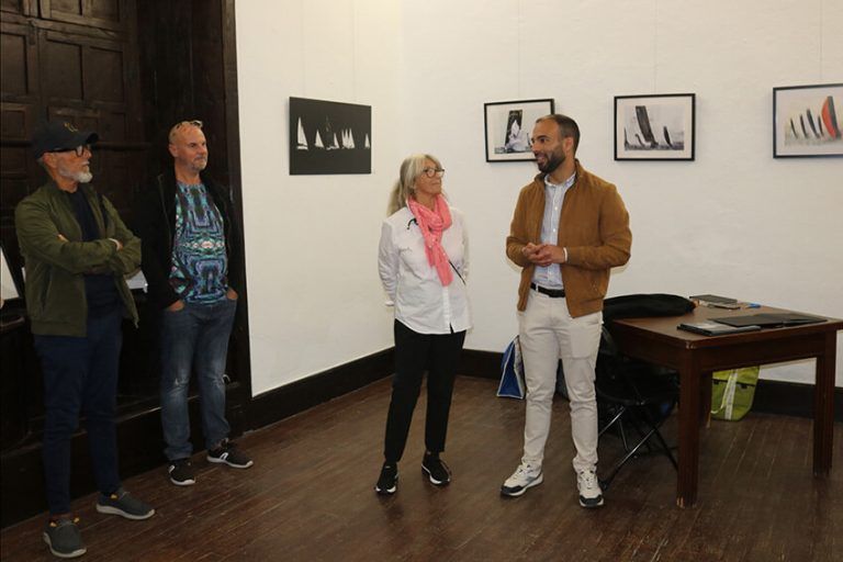 Yaiza exhibe fotografías “atadas” al mar