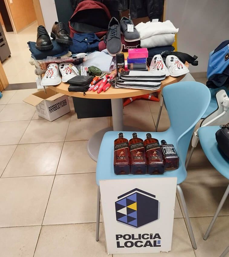 Noticias Yaiza | La Policía Local de Yaiza detiene a un hombre por conducción temeraria y recupera 80 objetos de dudosa procedencia