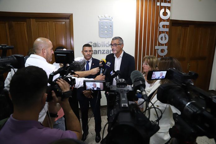 El presidente junto al consejero del Área, Oswaldo Betancor y Marci Acuña, respectivaemente. Noticias Lanzarote | El Cabildo de Lanzarote crea el Servicio Especializado de Inclusión e Intervención Social